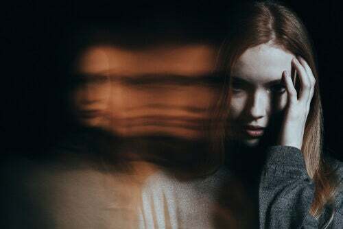 Donna che soffre di allucinazioni.