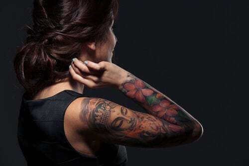 Donna con il braccio tatuato.