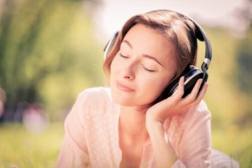 Donna che ascolta musica.