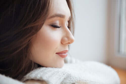 Donna che pensa a occhi chiusi.