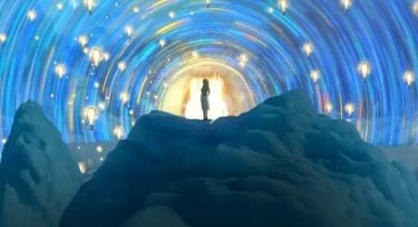 Donna sulla vetta di una montagna.