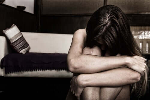 La mente di un uomo violento e donna triste vittima di maltrattamenti.