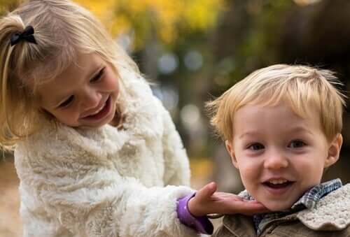 Bambini che si vogliono bene.