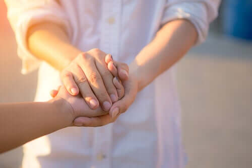 Mani di due persone.