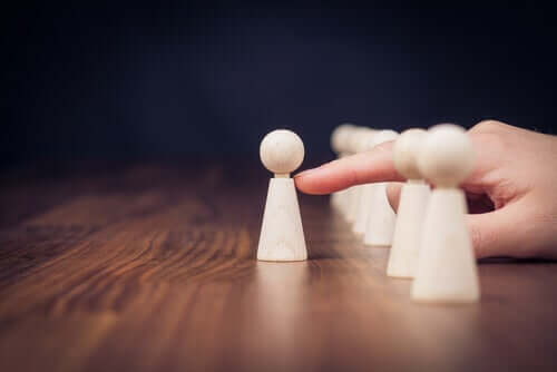 Mano che muove la pedina.