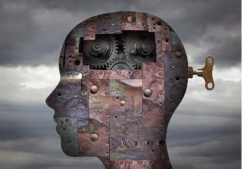 Testa di metallo con dentro dei meccanismi.