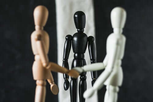 Pupazzi di legno rappresentano situazione di mediazione.