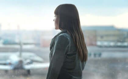 Ragazza che guarda l'aeroporto.