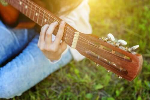 Ragazza che suona la chitarra.