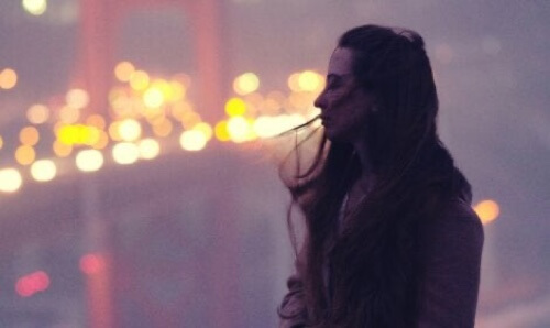 Ragazzo che guarda un ponte.