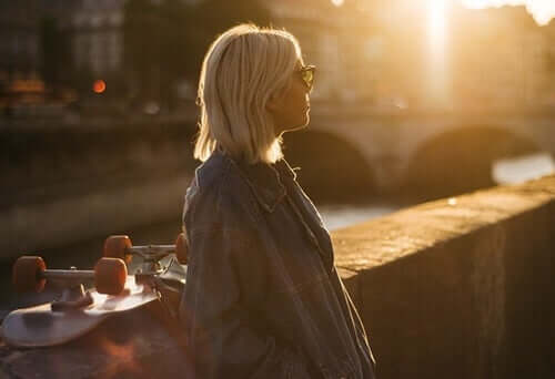 Ragazza riflette sull'amicizia.