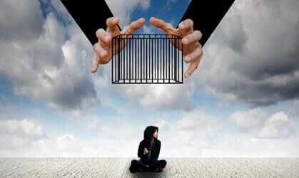 L'amore manipolatore che allontana dai propri cari