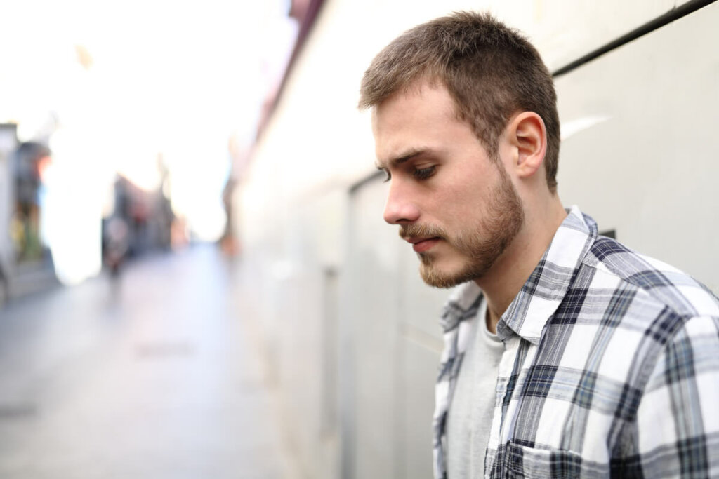 Ragazzo triste che guarda verso il basso.