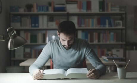 Studente con libro.