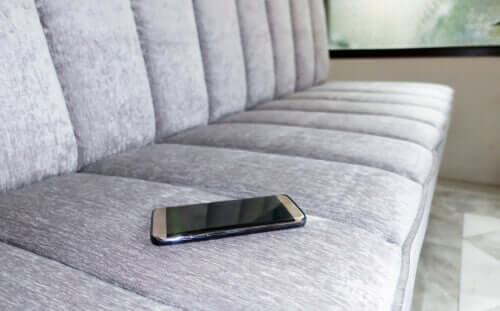 Cellulare sul divano.