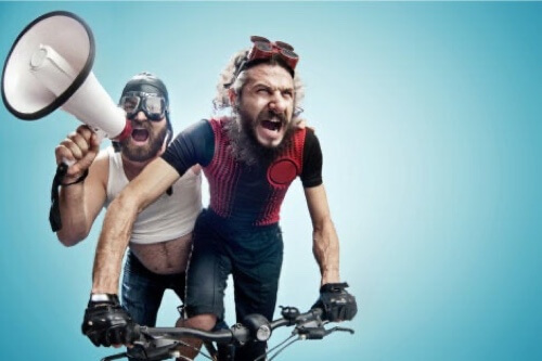 Due uomini in bicicletta.