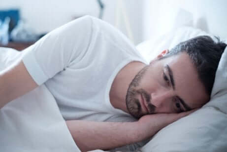 Uomo a letto con sindrome da eccitazione sessuale persistente.