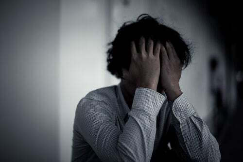 Uomo triste e preoccupato.