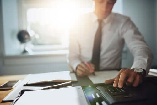 Uomo che segna gli impegni in agenda.