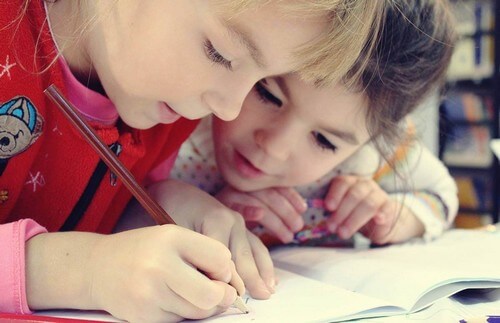 Bambine che fanno i compiti.