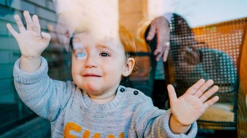 Bambino ansioso che piange.