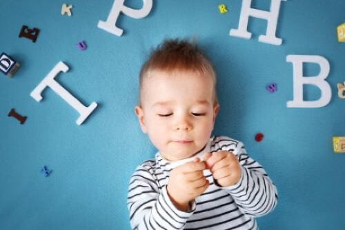 Bambino su sfondo blu.