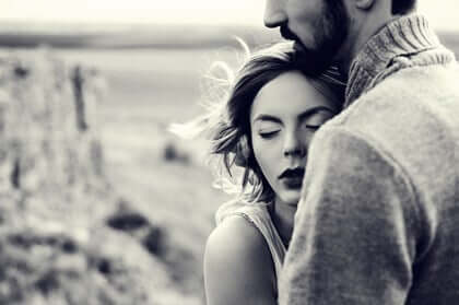 Uomo e donna abbracciati.