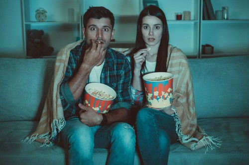 Coppia con dipendenza da serie tv.