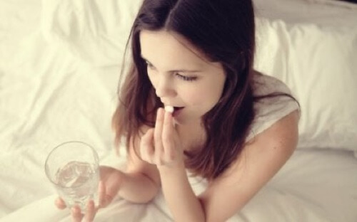 Ragazza che assume farmaci.