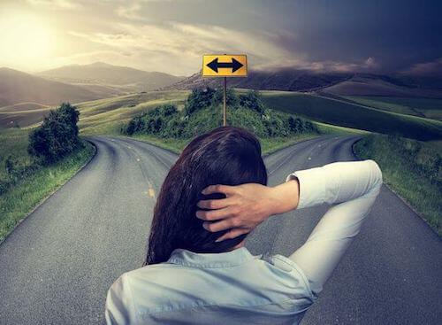 Donna di fronte ad un bivio.