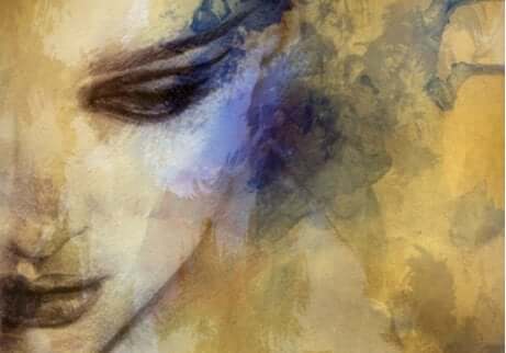 Donna che guarda in bassa.