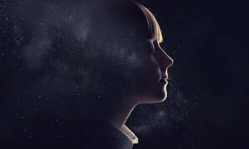 Donna di profilo con gli occhi chiusi