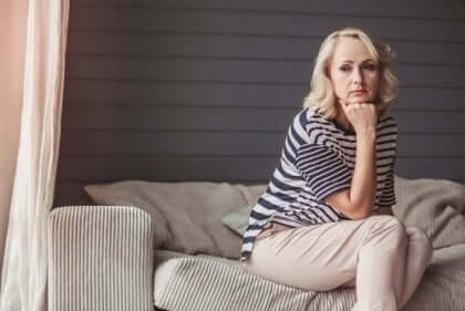 Donna vittima di violenza filio-parentale da parte del figlio.