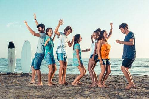 Amici che ballano sulla spiaggia.
