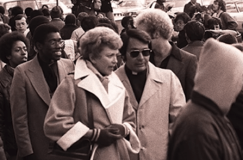 Jones che passeggia.