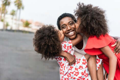 Madre con figlie gemelle.