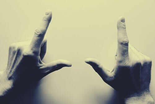 Dita posizionate a forma di L per individuare qual è la destra e la sinistra.