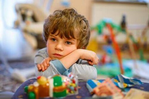 Un bambino triste e svogliato, cosa nasconde?