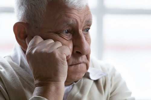 Uomo anziano che pensa.