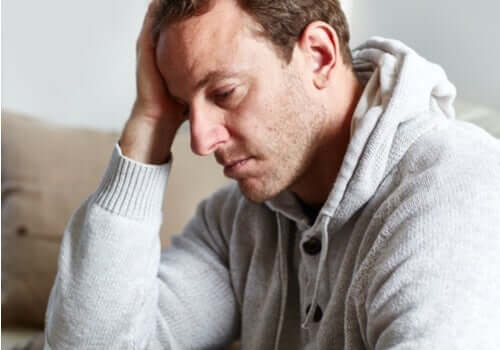 Uomo maltrattato e triste.