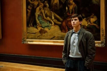 Ragazzo di fronte a un quadro.