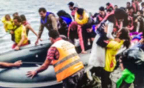Volontari che aiutano dei migranti dopo un naufragio.