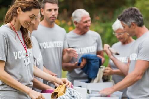 Volontari che distribuiscono vestiti.