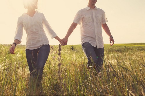 Coppia cammina insieme.