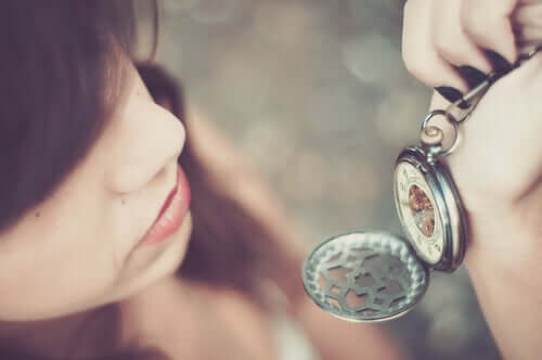 Ragazza che osserva un orologio.