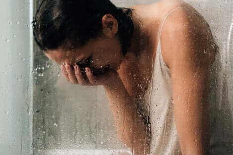 Donna che piange sotto la doccia.