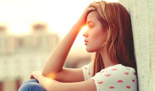 Donna seduta al tramonto.