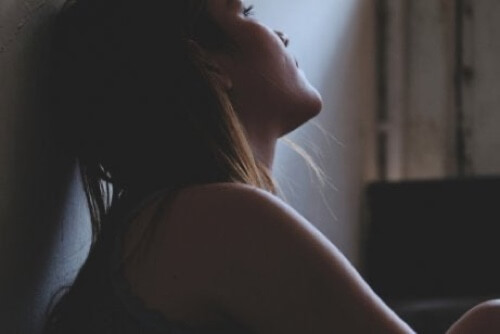 Donna triste e depressa.