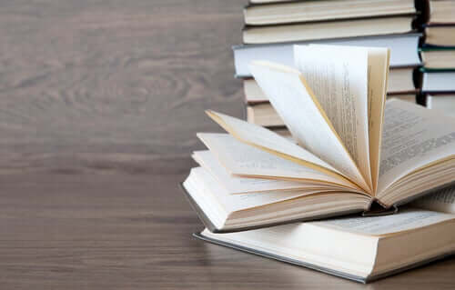 Libri sulla scrivania.