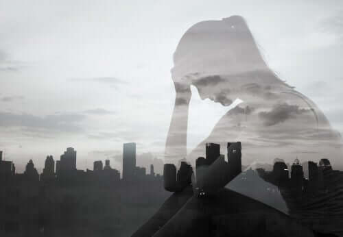 Ombra di una donna pensierosa ed una città sullo sfondo.